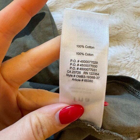 Aritzia TNA Green Camo Camouflage Short Sleeve T-Shirt - Picture 6 of 9